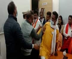 यवतमाळमध्ये संतोष ढवळेंकडून पीक विमा मॅनेजरच्या अंगावर सोयाबीन फेकून मारहाण,शिवसेनेचं जवाब दो आंदोलन