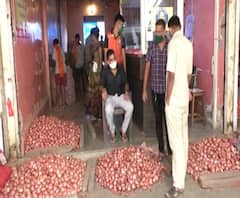 Onion Rates | आवक वाढल्याने कांद्याच्या बाजारभावात घसरण, निर्यातबंदी उठवण्याची शेतकऱ्यांची मागणी
