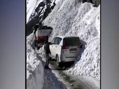Visuals of 'snow attack' in Ladakh | ABP Special 