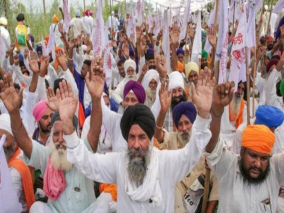 किसान आंदोलन के नेताओं को प्रेजेंटेशन दे कर समझाने की कोशिश कर रही है सरकार