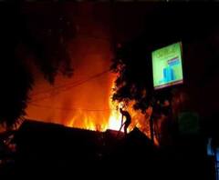 পুড়ে গেছে বইখাতা, জামাকাপড়ও আর নেই , হাহাকার আগুনে পুড়ে যাওয়া ঝপড়িবাসীর