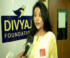 मुंबईच्या शारदा हायस्कूलमध्ये अमृता फडणवीसांचं रक्तदान, नागरिकांनाही रक्तदान करण्याचं अमृतांचं आवाहन