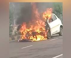 डिवाइडर से टकराने के बाद कार बनी आग का गोला, चालक ने कूदकर बचाई जान