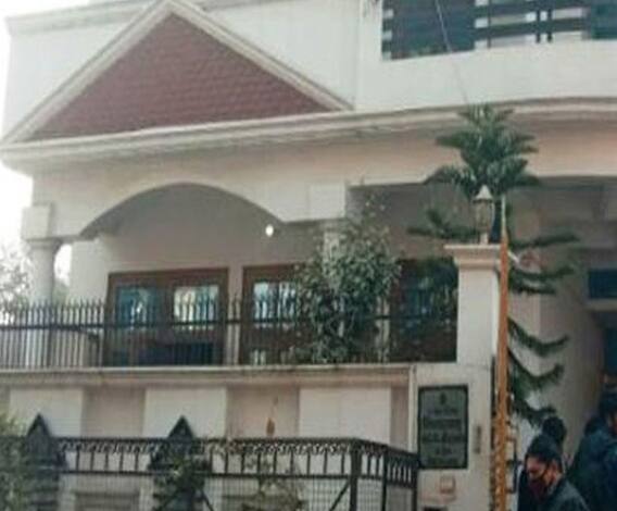 Lucknow में दिनदहाड़े डकैती, परिवार को बंधक बनाया, मां-बेटी से की मारपीट| abp Ganga 