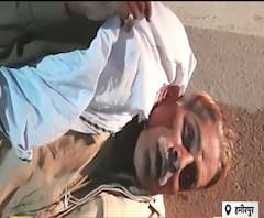 सड़क पर ही लेट गया नशे में धुत यूपी पुलिस का जवान, वीडियो वायरल | Poorab Pashchim 