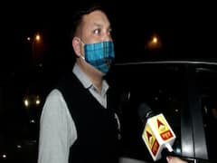 Locals help travelers find right way as multiple roads blocked by farmers