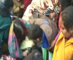 कंबल के लिए लूट मच गई !