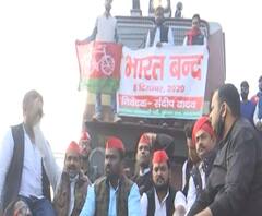 सपा कार्यकर्ताओं ने रोकी रेल, रेलवे ट्रेक पर लेटकर किया हंगामा