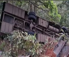 Kashedi Ghat | मुंबई-गोवा हायवेवर कशेडी घाटात खासगी बस 50 फूट दरीत कोसळली