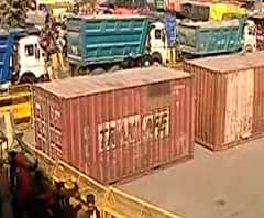 बळीराजाला रोखण्यासाठी मोठमोठे कंटेनर रस्त्यावर आडवे, कृषी कायदा मागे घेण्याच्या मागणीवर शेतकरी ठाम