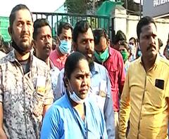  पुण्यातील जम्बो कोविड सेंटरबाहेर कंत्राटी कर्मचाऱ्यांचं आंदोलन, 3 महिन्यांपासून पगार थकवल्याचा आरोप