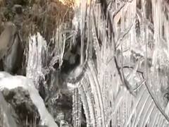 बर्फबारी से कश्मीर के झील-नाले सब जमे, जनजीवन हुआ बेहाल