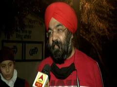 दिल्ली के परिवार ने आंदोलन करने वाले किसानों की मदद की, Biscuits और साबुन बांटे 