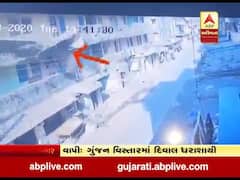 વાપીઃ ગુંજન વિસ્તારમાં 50 વર્ષ જૂની ઇમારતની ગેલેરીની દિવાલ થઇ ધરાશાયી, જુઓ CCTV