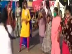 किसान आंदोलन के समर्थन में Left के कार्यकर्ताओं ने Vishakhapatnam में कबड्डी खेल कर किया प्रदर्शन