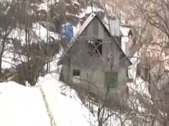 जम्मू कश्मीर में भारी बर्फबारी, जम गई झील