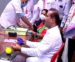 आरोग्यमंत्री राजेश टोपे, खासदार सुप्रिया सुळेंकडून रक्तदान, रक्तदानासाठी समाजातील घटक पुढे सरसावले