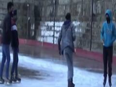 Shimla में बर्फबारी से बिछी सफेद चादर, स्केटिंग का लुत्फ उठा रहे सैलानी