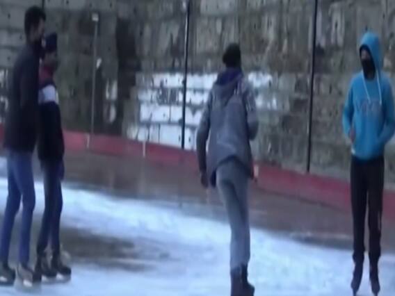Shimla में बर्फबारी से बिछी सफेद चादर, स्केटिंग का लुत्फ उठा रहे सैलानी