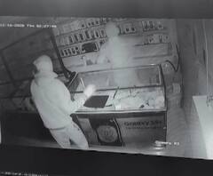 अकोले येथे पीपीई किट घालून मोबाईलच्या दुकानात चोरट्यांचा डल्ला, मोबाईलसह अडीच लाखांचा मुद्देमाल चोरीला