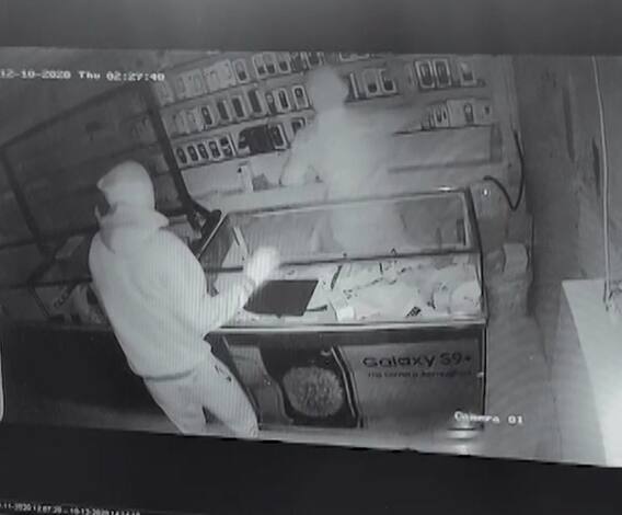 अकोले येथे पीपीई किट घालून मोबाईलच्या दुकानात चोरट्यांचा डल्ला, मोबाईलसह अडीच लाखांचा मुद्देमाल चोरीला