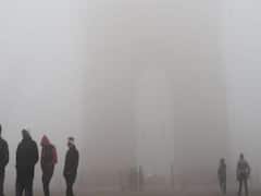 कोहरे की चादर में लिपटा Delhi-NCR, बारिश के बाद बढ़ी ठंड