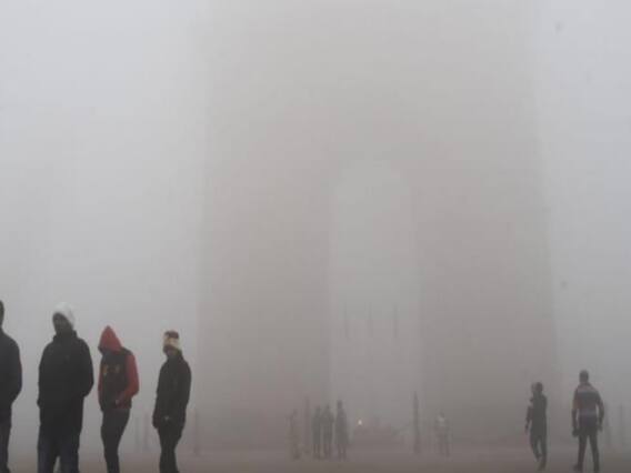 कोहरे की चादर में लिपटा Delhi-NCR, बारिश के बाद बढ़ी ठंड