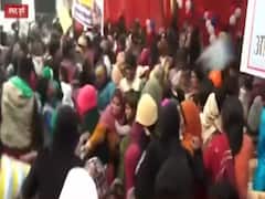 संभल में तोड़े गए कोरोना के नियम, मुफ्त कंबल बांटने के दौरान प्रशासन की बड़ी लापरवाही आई सामने