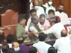 કર્ણાટક વિધાનસભામાં ધારાસભ્યો વચ્ચે મારામારી, સ્પીકરને હાથ પકડીને ખુરશી પરથી ઉતાર્યા, જુઓ વીડિયો