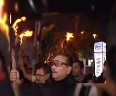 নতুন বছরের শুভেচ্ছা জানিয়ে মশাল হাতে মিছিল মদন মিত্রের