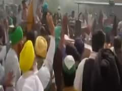 किसान आंदोलन: गाजीपुर बॉर्डर पर किसानों का हंगामा, पुलिस की बैरिकेडिंग हटाने की कोशिश