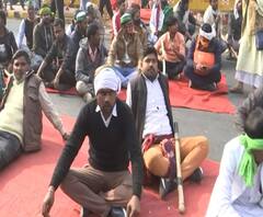 Farmers Protest: चिल्ला बॉर्डर पर किसानों का हंगामा, दिल्ली-नोएडा रोड पर बैठे | ABP Ganga 
