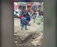 सरेआम सड़क पर युवक की पिटाई, सोशल मीडिया पर वीडियो वायरल | ABP Ganga 