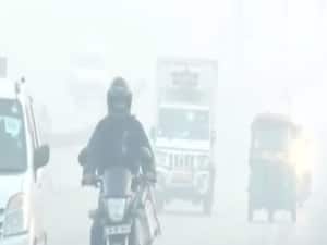 Delhi के कई इलाकों में आज सुबह छाया घना कोहरा