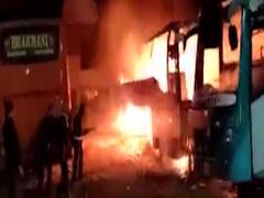 અમદાવાદ: ઘોડાસરમાં મોડી રાત્રે લાગેલી આગમાં  6 બસ બળીને ખાખ, જુઓ વીડિયો