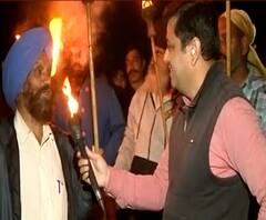 कडाक्याच्या थंडीत आंदोलनातल्या शेतकऱ्यांची रात्र कशी असते?दिवसभराच्या घडामोडींनंतर रात्रीचाही संघर्ष