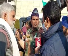 गर्म कपड़े लेकर पहुँचे रिटायर्ड फौजी, किसानों ने लगाए जय जवान जय किसान के नारे