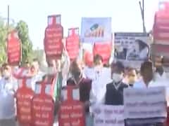 વડોદરામાં પેટ્રોલ-ડીઝલના ભાવ વધારાની સામે કોગ્રેસે વિરોધ નોંધાવ્યો, જુઓ વીડિયો