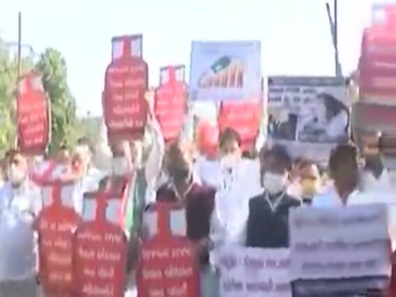 વડોદરામાં પેટ્રોલ-ડીઝલના ભાવ વધારાની સામે કોગ્રેસે વિરોધ નોંધાવ્યો, જુઓ વીડિયો