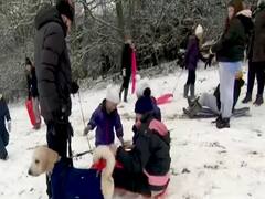 Britain के कई शहरों में भारी बर्फबारी... सड़कों पर कई फीट मोटी बर्फ की चादर