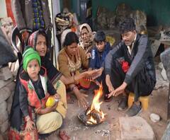 ठंड है प्रचंड, लोग ले रहे अलाव का सहारा 