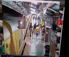 चालू रेल्वेतून उतरून पुन्हा चढण्याचा चिमुकलीचा प्रयत्न,पोलिसांच्या प्रसंगावधानाने वाचले मुलीचे प्राण