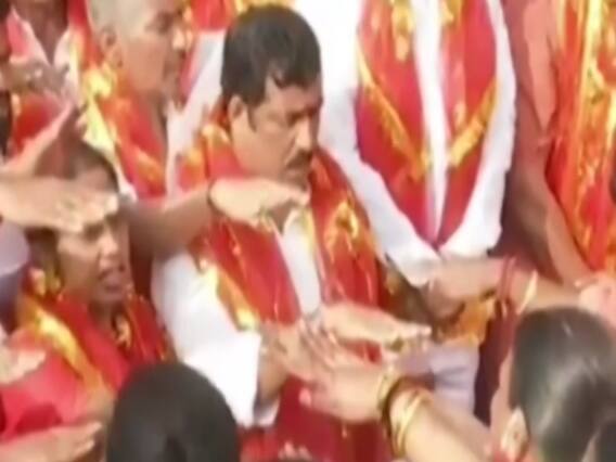 Telangana: नगर निकाय चुनावों में जीते BJP के 48 पार्षद भाग्यलक्ष्मी मंदिर दर्शन के लिए पहुंचे