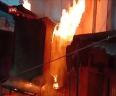 रेडीमेड कपड़ों की दुकान में लगी भीषण आग, आस-पास में कई दुकानें जलकर खाक हुईं | ABP Ganga 