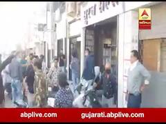 રાજકોટ: દુકાન બંધ રાખવા બાબતે કૉગ્રેસના કાર્યકર્તા અને વેપારીઓ વચ્ચે થઈ બોલાચાલી, જુઓ વીડિયો 