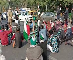 NOIDA में किसानों का हंगामा, सड़क पर बैठकर प्रदर्शन, पुलिस ने उठाया | ABP Ganga 