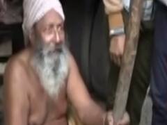 कड़कती ठंड में बिना पूरे कपड़ों के विरोध-प्रदर्शन कर रहा एक बुजुर्ग किसान | Ground Report