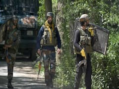 बारामूला जिले में सुरक्षा बलों और आतंकवादियों के बीच मुठभेड़, दो आतंकियों के छिपे होने की खबर