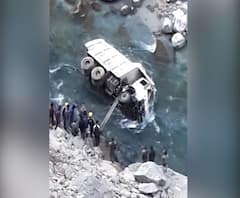 Chardham परियोजना के काम में लगा ट्रक नदी में गिरा, ड्राइवर समेत दो लोग लापता| ABP Ganga 