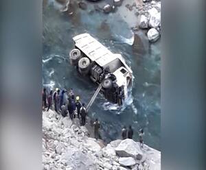 Chardham परियोजना के काम में लगा ट्रक नदी में गिरा, ड्राइवर समेत दो लोग लापता| ABP Ganga 